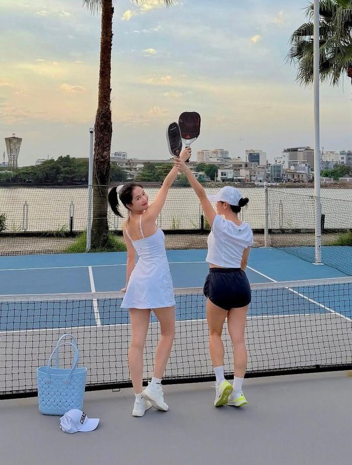 Ngọc Trinh tự tin trên sân pickeball