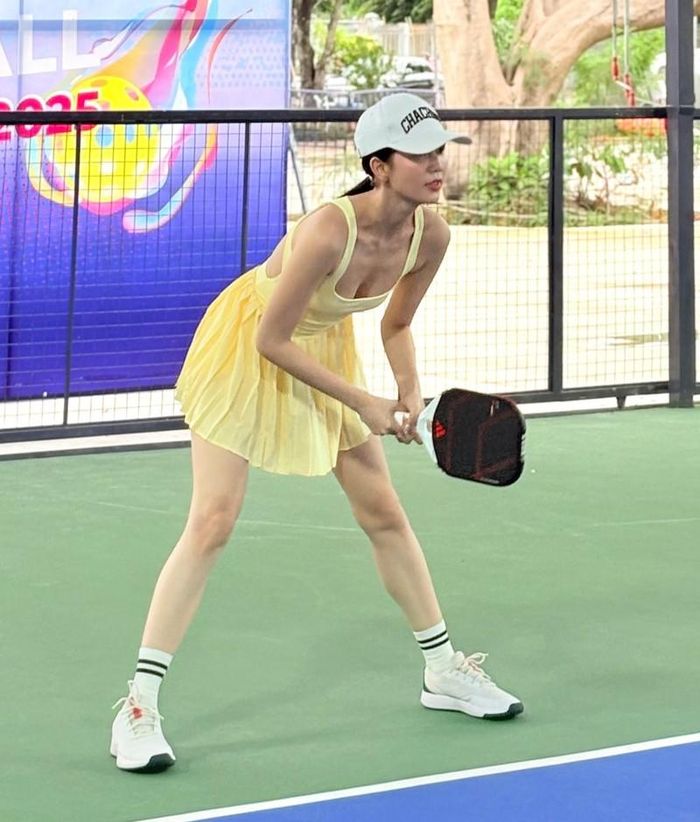 Ngọc Trinh tự tin trên sân pickeball