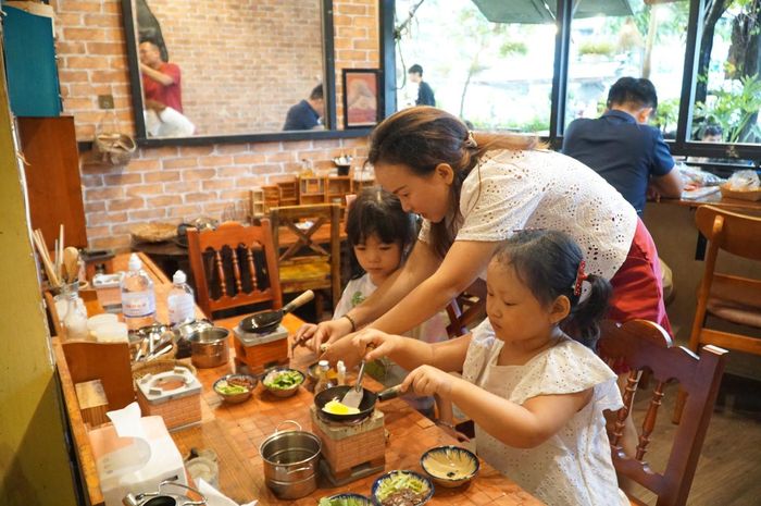 Nơi vừa uống cà phê, vừa tự nấu ăn tại chỗ thu hút các gia đình ở TPHCM