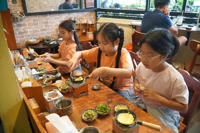 Nơi vừa uống cà phê, vừa tự nấu ăn tại chỗ thu hút các gia đình ở TPHCM