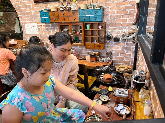 Nơi vừa uống cà phê, vừa tự nấu ăn tại chỗ thu hút các gia đình ở TPHCM