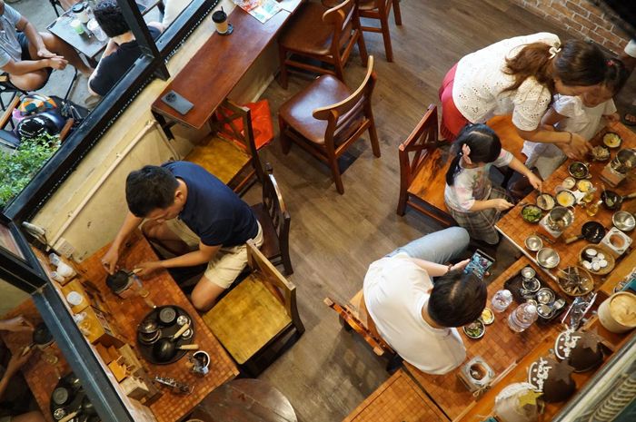 Nơi vừa uống cà phê, vừa tự nấu ăn tại chỗ thu hút các gia đình ở TPHCM