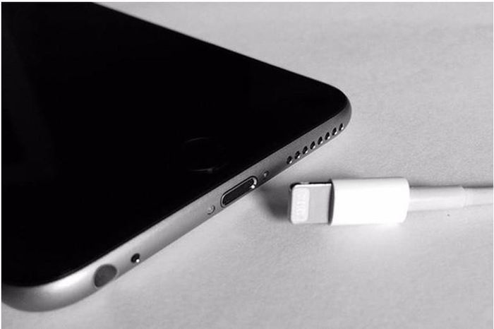 Cắm sạc điện thoại bằng máy tính có hại pin không?