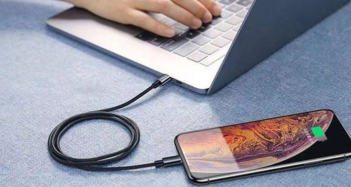 Cắm sạc điện thoại bằng máy tính có hại pin không?