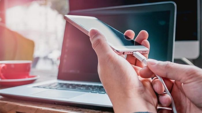 Cắm sạc điện thoại bằng máy tính có hại pin không?