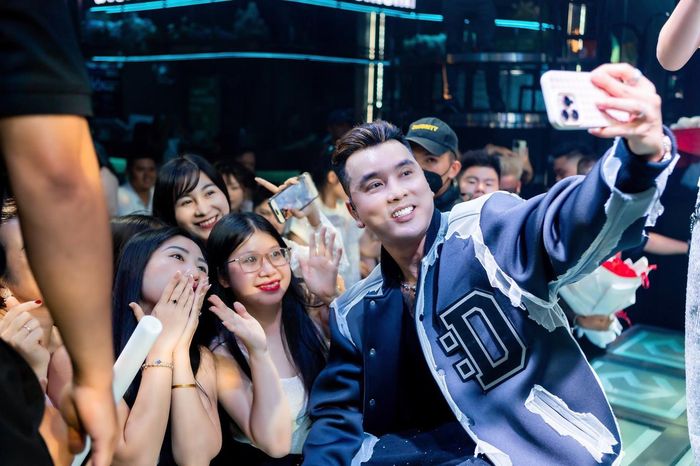 Chuyện gì xảy ra với Ưng Hoàng Phúc