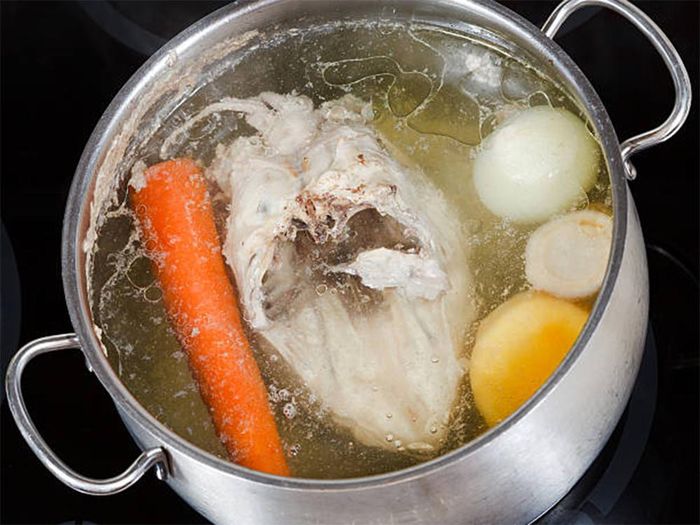 Có nên dùng nước luộc thịt để nấu canh?