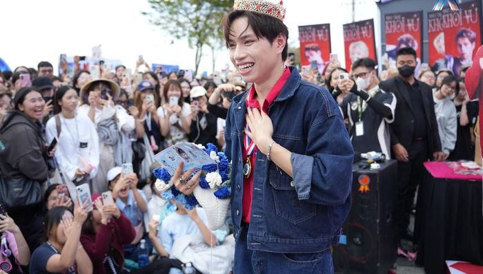 Hàng nghìn khán giả vây kín 30 anh trai