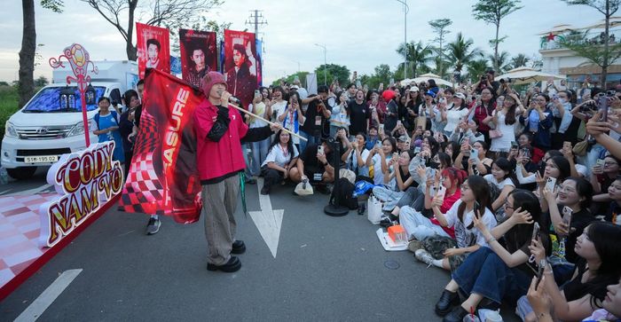 Hàng nghìn khán giả vây kín 30 anh trai