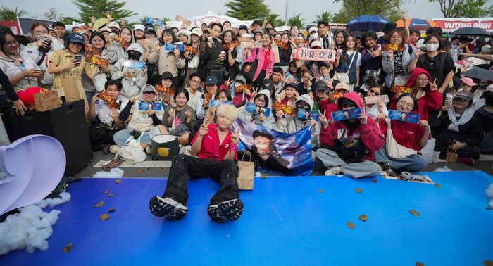 Hàng nghìn khán giả vây kín 30 anh trai