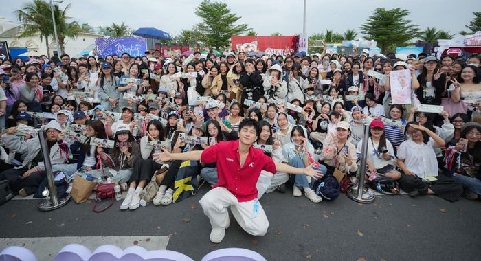 Hàng nghìn khán giả vây kín 30 anh trai