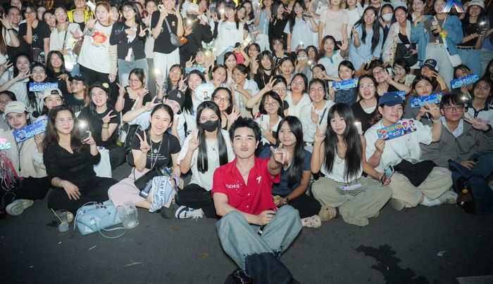 Hàng nghìn khán giả vây kín 30 anh trai