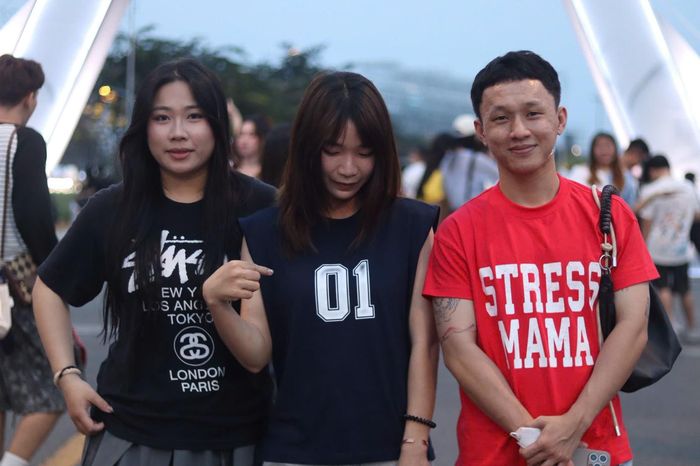 Hàng nghìn khán giả vây kín 30 anh trai