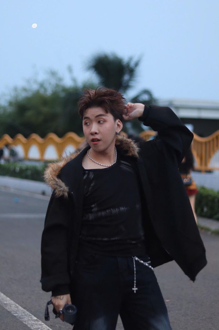 Hàng nghìn khán giả vây kín 30 anh trai