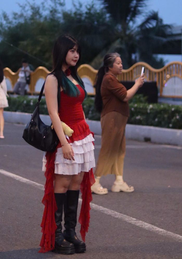 Hàng nghìn khán giả vây kín 30 anh trai