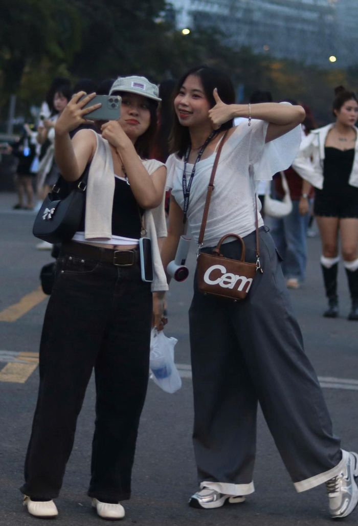 Hàng nghìn khán giả vây kín 30 anh trai