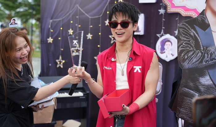 Hàng nghìn khán giả vây kín 30 anh trai