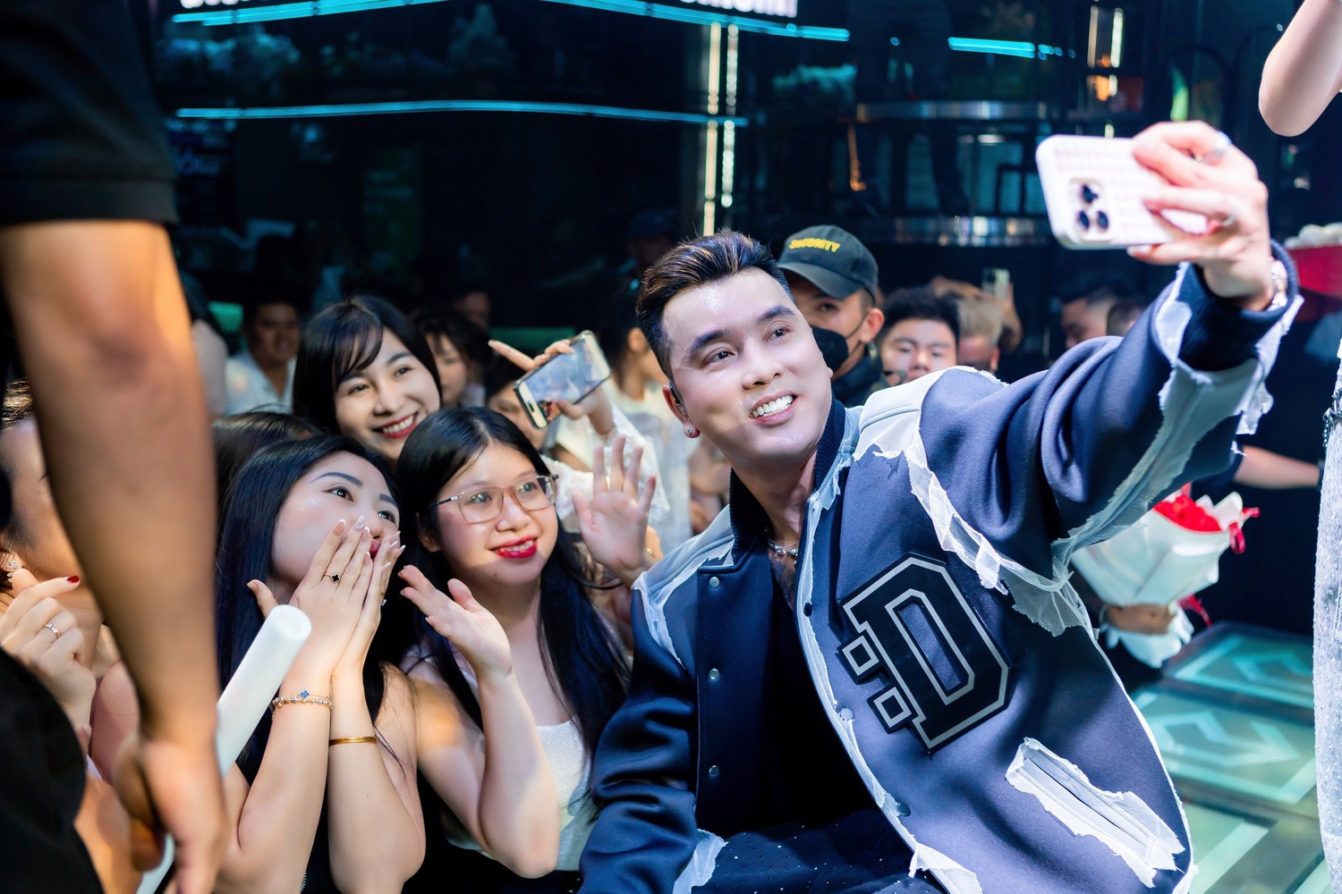 Chuyện gì xảy ra với Ưng Hoàng Phúc