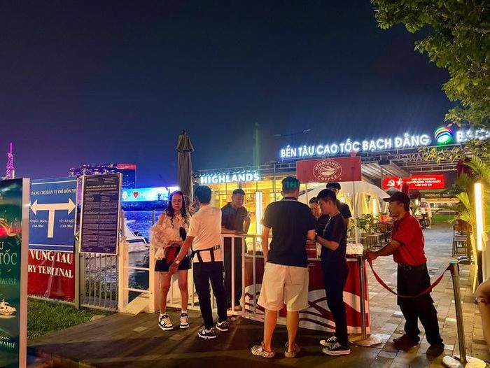 Không khí đón năm mới 2026 tại TPHCM và khắp cả nước