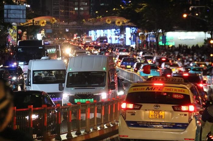 Không khí đón năm mới 2026 tại TPHCM và khắp cả nước