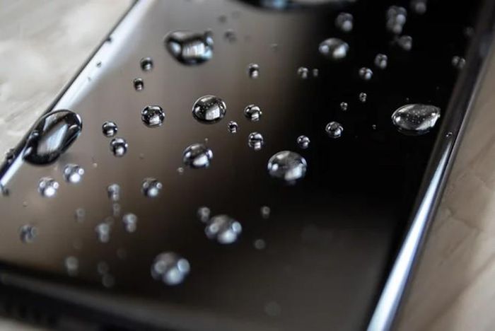 Kính lỏng là gì mà đang khiến người dùng smartphone phát cuồng?