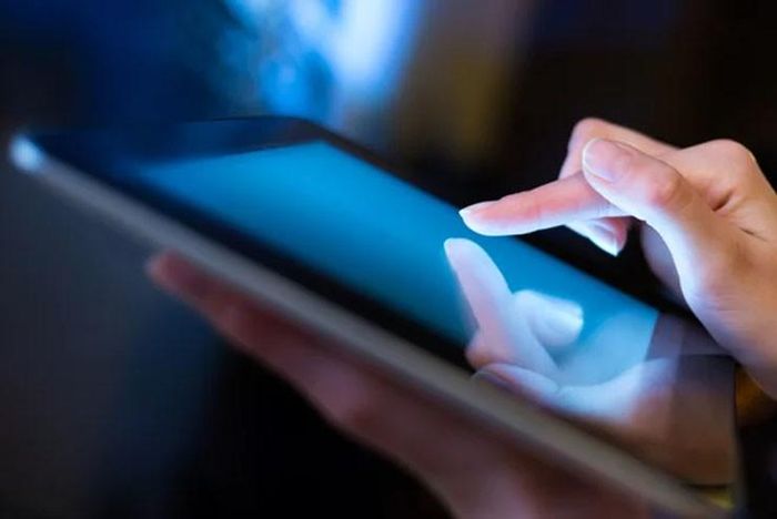 Kính lỏng là gì mà đang khiến người dùng smartphone phát cuồng?