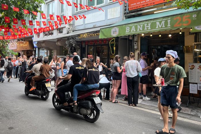 Ngã rẽ cuộc đời dạy khách Tây nhiều điều khi sang Việt Nam