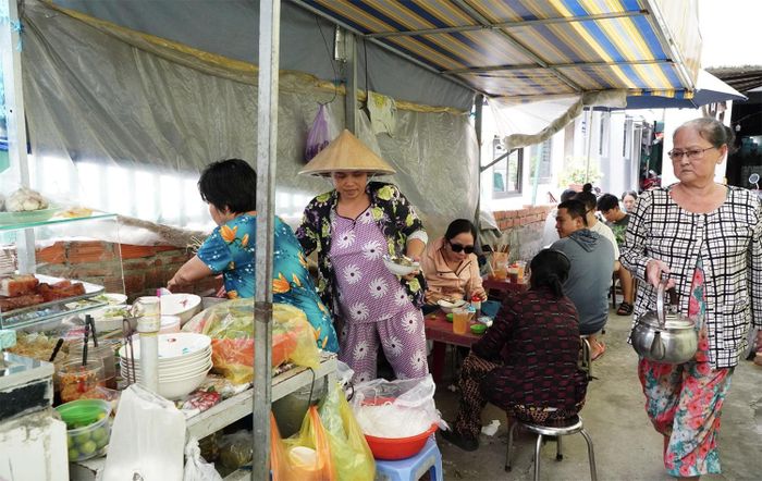 Quán bún mắm 40 năm đông khách ở miền Tây, bà chủ tiết lộ bí quyết