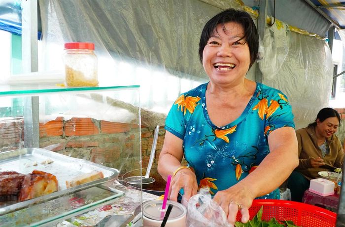 Quán bún mắm 40 năm đông khách ở miền Tây, bà chủ tiết lộ bí quyết