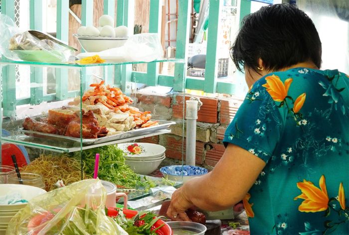 Quán bún mắm 40 năm đông khách ở miền Tây, bà chủ tiết lộ bí quyết