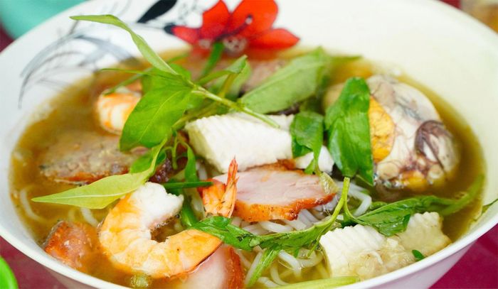 Quán bún mắm 40 năm đông khách ở miền Tây, bà chủ tiết lộ bí quyết