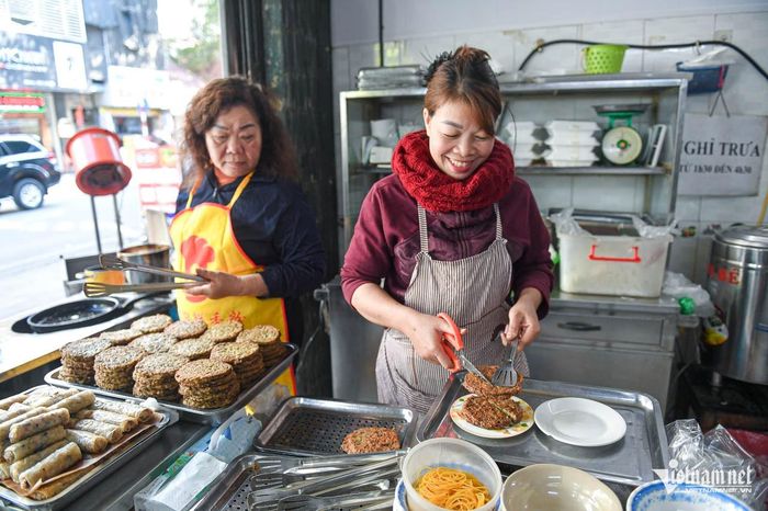 Quán Hà Nội bán đặc sản ‘nhìn sợ nhưng ăn ngon’, báo Tây nhiều lần khen nức nở