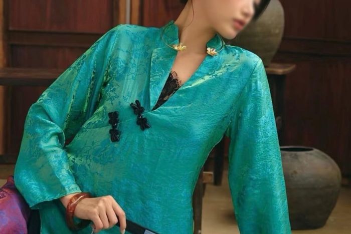 Trào lưu ‘áo dài’ phanh cúc, lộ ren bị lên án