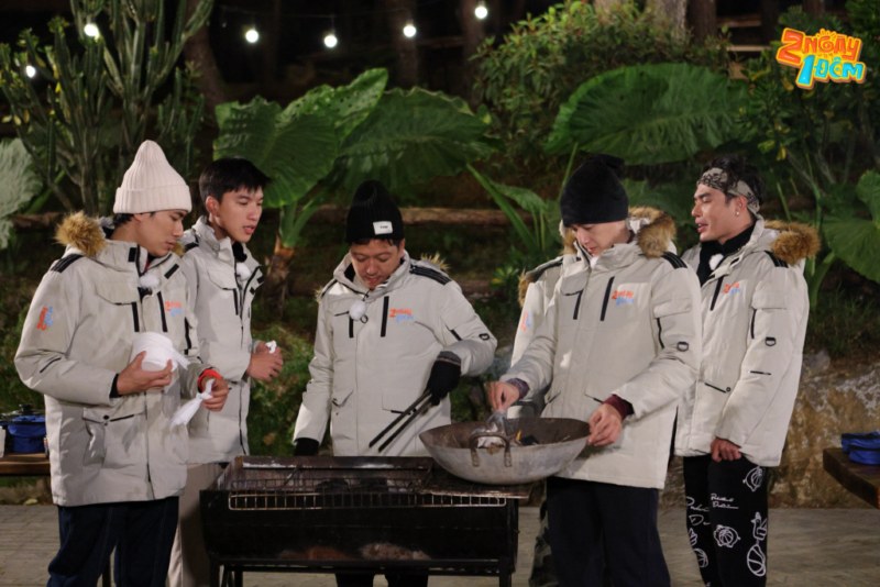 HIEUTHUHAI chia sẻ về độ hướng nội, Ngô Kiến Huy trổ tài nướng thịt “bóng đêm”