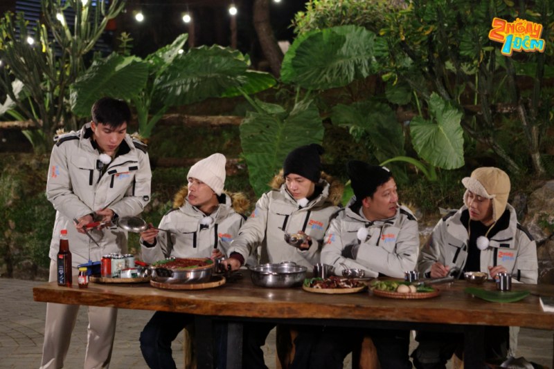 HIEUTHUHAI chia sẻ về độ hướng nội, Ngô Kiến Huy trổ tài nướng thịt “bóng đêm”