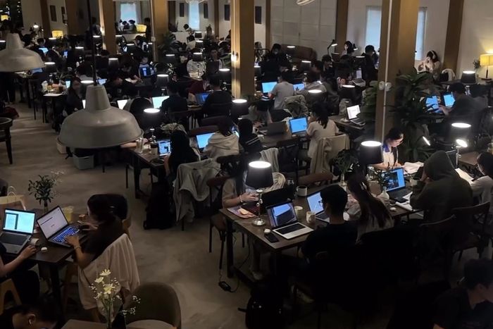 Cái khó khi cả trăm khách cùng ngồi gõ laptop trong quán cà phê TP.HCM