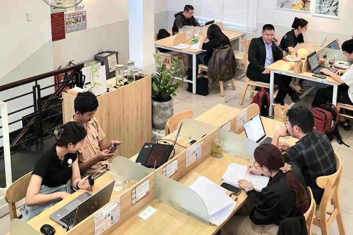 Cái khó khi cả trăm khách cùng ngồi gõ laptop trong quán cà phê TP.HCM