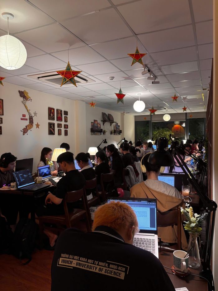 Cái khó khi cả trăm khách cùng ngồi gõ laptop trong quán cà phê TP.HCM