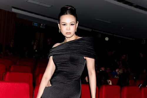 Diễn viên Ngọc Nga quyến rũ với trang phục của NTK Đỗ Long tại Lễ trao giải Ngôi Sao Xanh 2025