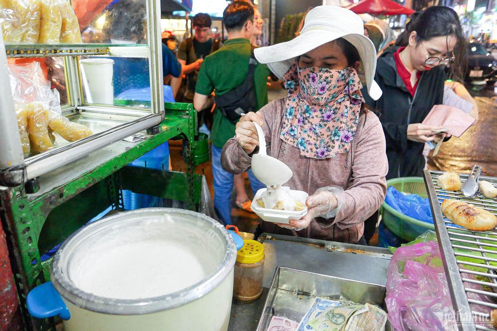 Khách Mỹ tấm tắc khen ‘món tráng miệng ngon nhất thế giới’ ở vỉa hè TPHCM
