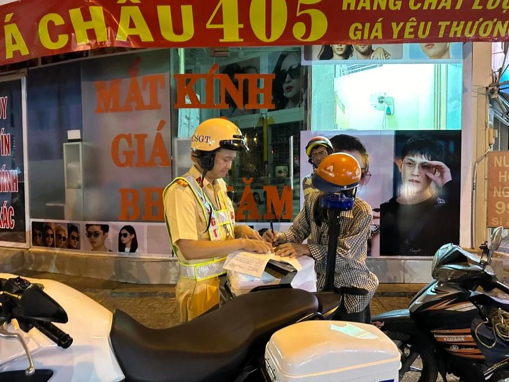 Chính thức: Từ 1-1-2026 khấu trừ lương để đóng phạt vi phạm giao thông