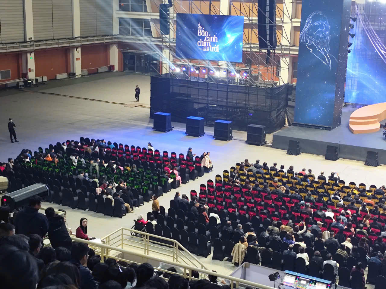 Vụ hủy show diễn ‘Về đây bốn cánh chim trời’: Tại anh, tại ả…