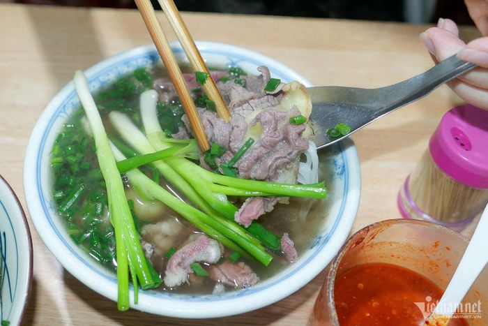 Khách Tây ngỡ ngàng cảnh xếp hàng đông kín ở quán phở Hà Nội, xuýt xoa khen ngon