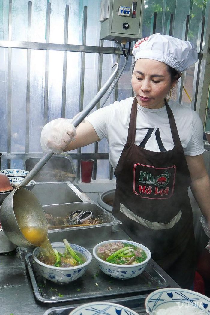 Khách Tây ngỡ ngàng cảnh xếp hàng đông kín ở quán phở Hà Nội, xuýt xoa khen ngon