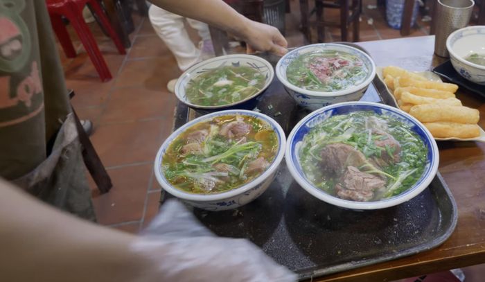 Khách Tây ngỡ ngàng cảnh xếp hàng đông kín ở quán phở Hà Nội, xuýt xoa khen ngon