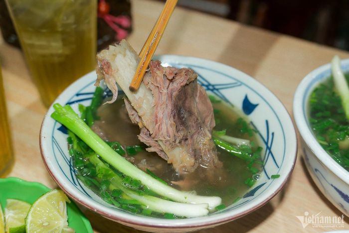 Khách Tây ngỡ ngàng cảnh xếp hàng đông kín ở quán phở Hà Nội, xuýt xoa khen ngon