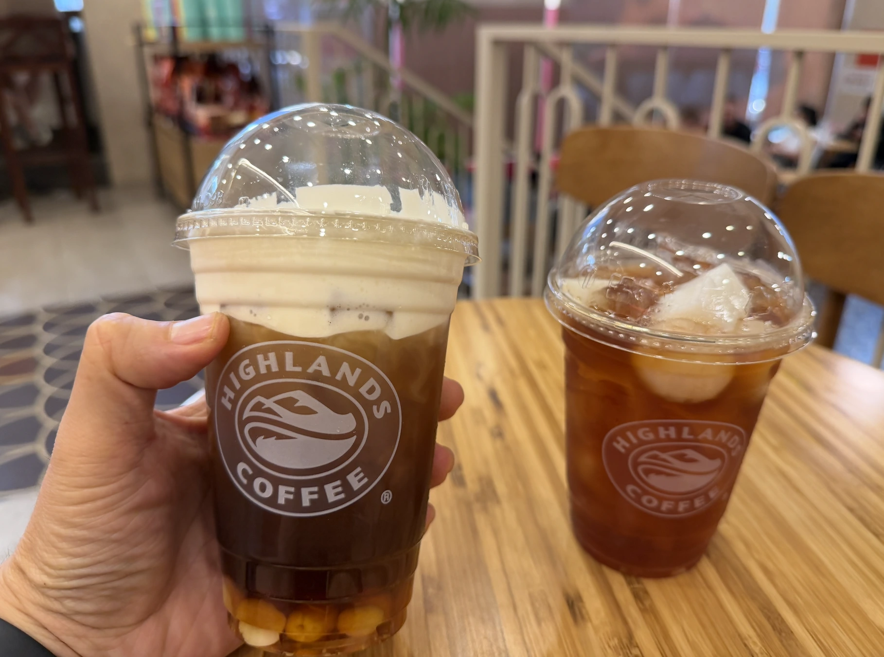Highlands Coffee tạm ngừng bán trà sen vàng và trà vải liên quan Đồ hộp Hạ Long?