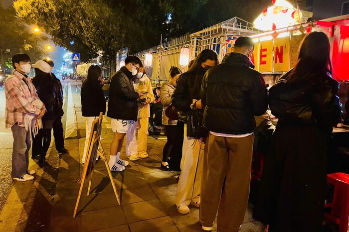 Vì sao quán càng đông càng khiến khách muốn vào?