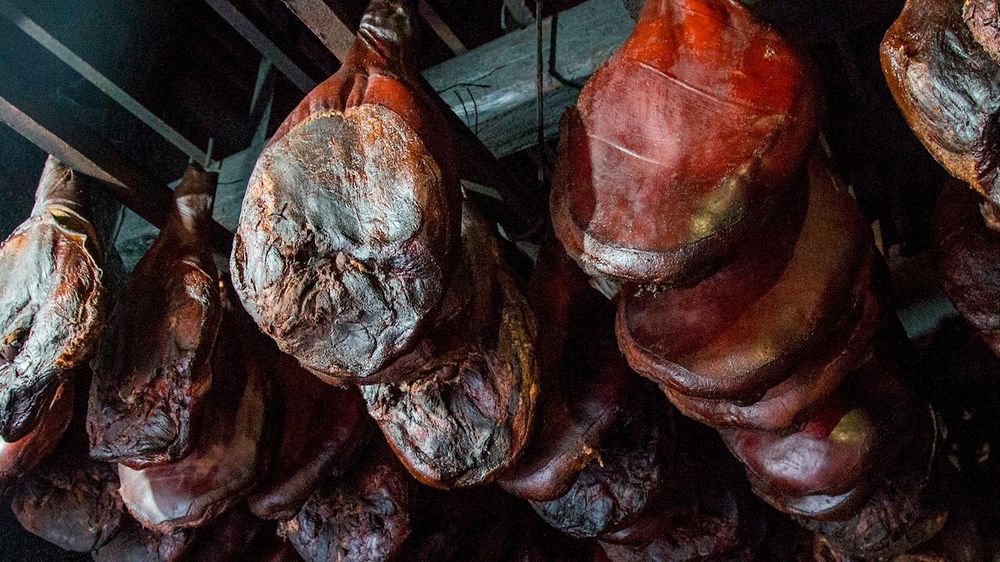 Vì sao người châu Âu thích các món thịt hun khói?