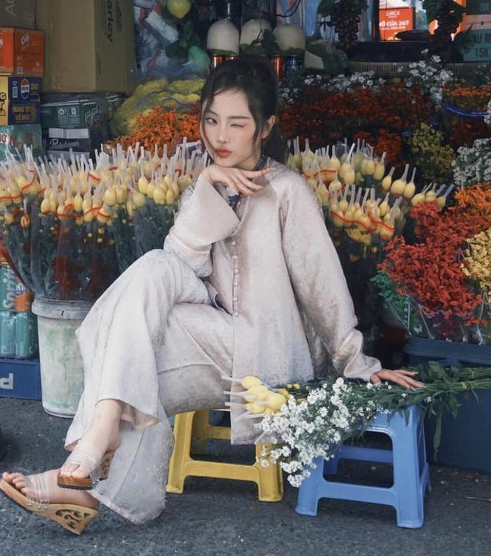 Phương Mỹ Chi mang guốc gỗ, e ấp diện trang phục truyền thống